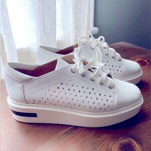 Paolo Linea KENDRA Perforated Leather Platform Sneakers size 8 - like new